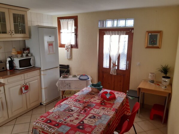 Køleskab, mikrobølgeovn, ovn, kogeplade