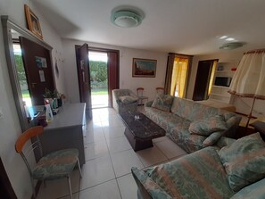 Televisor, taula de tennis de taula i llibres 