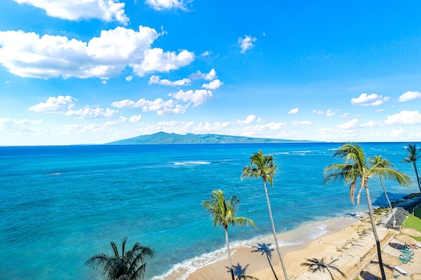 En la playa, camastros y toallas de playa