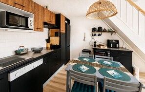 Réfrigérateur, four à micro-ondes, un four, lave-vaisselle