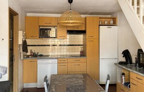 Réfrigérateur, four, lave-vaisselle, cafetière/bouilloire