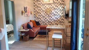 Una sala moderna con un sofá, una mesa de centro y un adorno de pared.