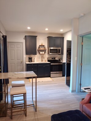 Réfrigérateur, four à micro-ondes, un four, cafetiÚre-théiÚre