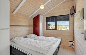 4 bedrooms, travel crib, free WiFi - Amazing home in Sjølund with WiFi (Sjølund)