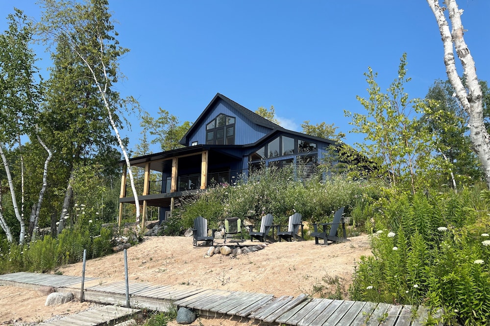 Secluded Bayfront Cottage with Stunning views