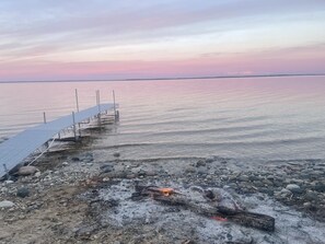 On the beach - Secluded Bayfront Cottage with Stunning views (Suttons Bay)
