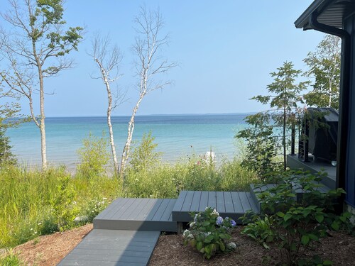 Secluded Bayfront Cottage with Stunning views