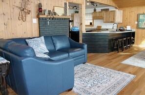 Smart TV - Secluded Bayfront Cottage with Stunning views (Suttons Bay)