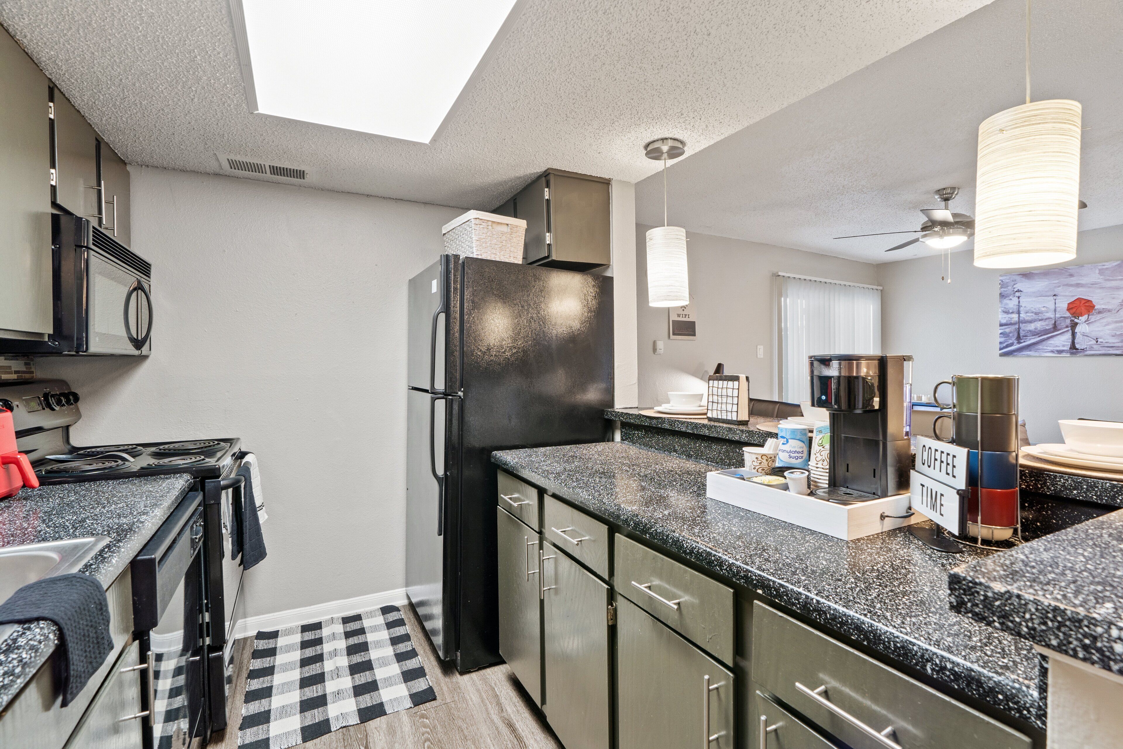 COMFY ONE BEDROOM W/POOL & FREE PARKING