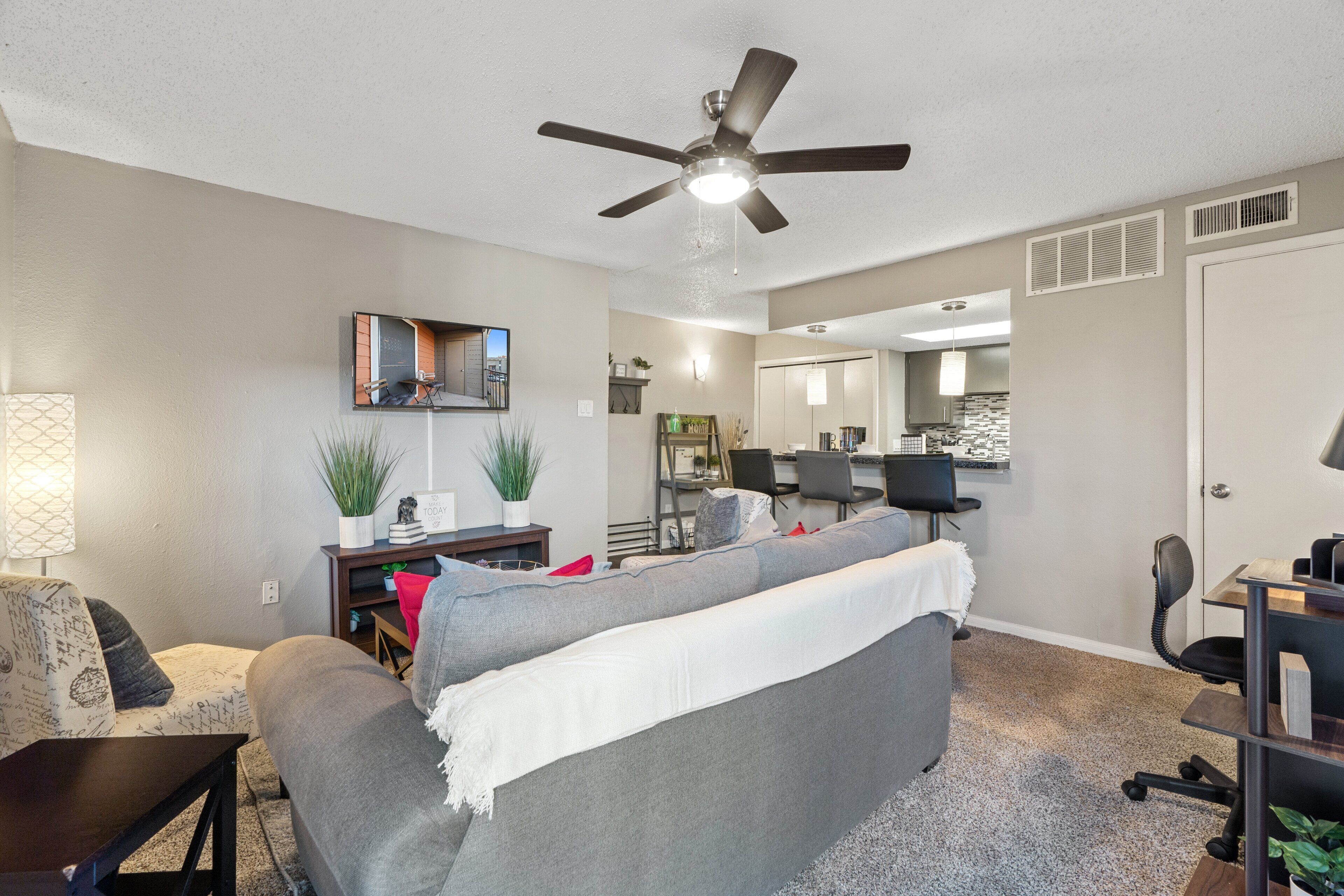 COMFY ONE BEDROOM W/POOL & FREE PARKING