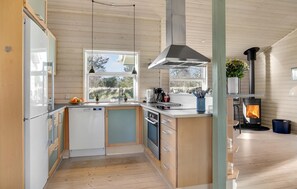 Jääkaappi, uuni, liesi, astianpesukone