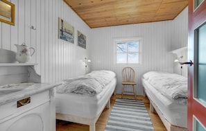 3 habitaciones, tabla de planchar con plancha y cuna de viaje