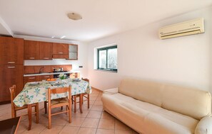 TV - Cozy apartment in Portigliola with WiFi (Portigliola)