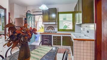 Fridge, stovetop, coffee/tea maker