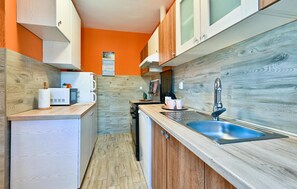 Réfrigérateur, four à micro-ondes, un four, surface de cuisson