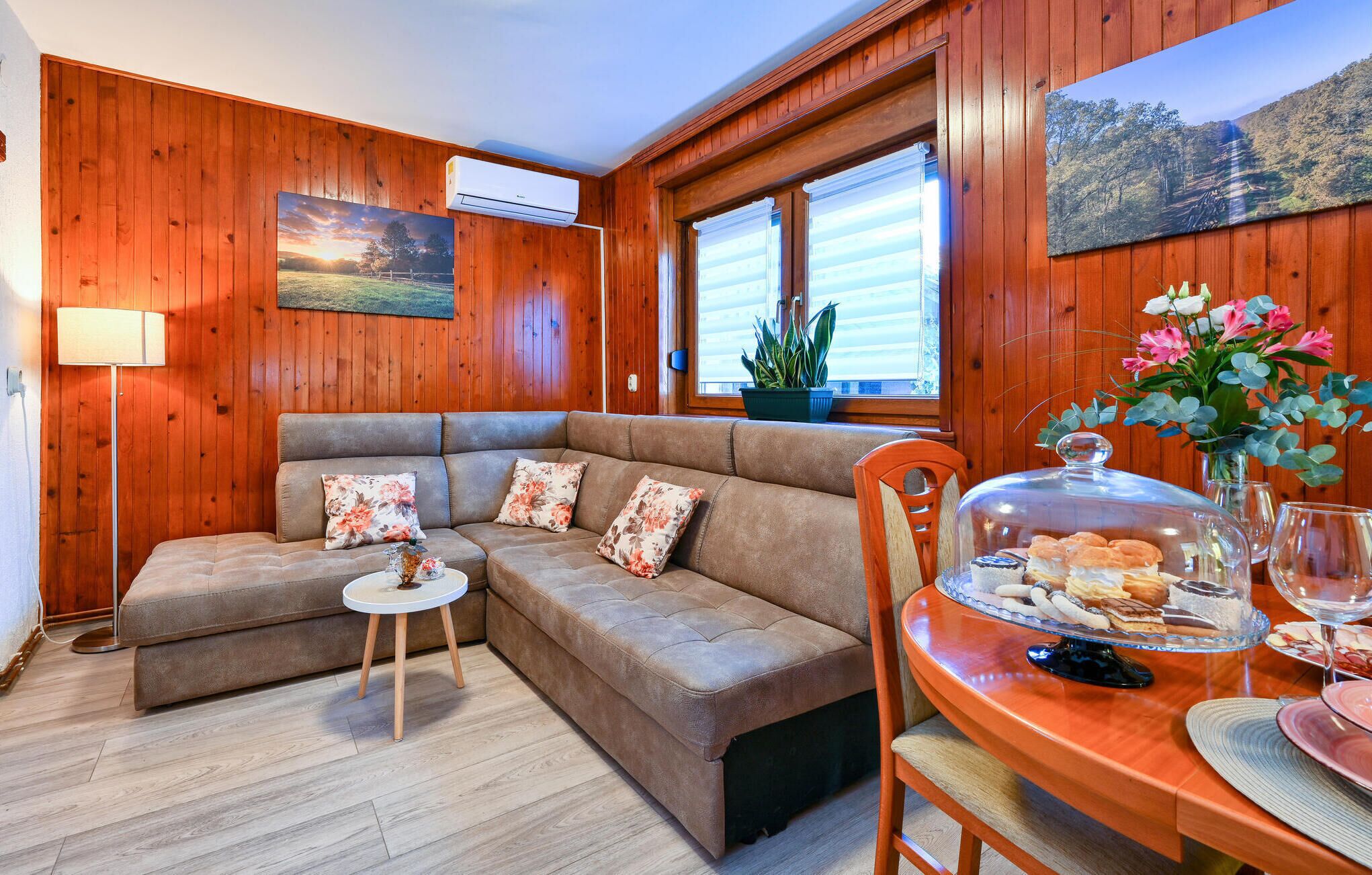 Smart-tv en een tafeltennistafel