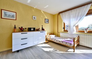 2 chambres, fer et planche à repasser, lit de bébé portatif