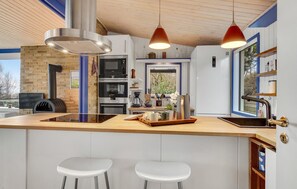 Réfrigérateur, un four, surface de cuisson, lave-vaisselle