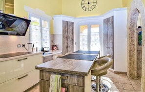 Een koelkast, een oven, een vaatwasser, een koffiezetapparaat/waterkoker