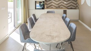 Una cocina moderna con horno empotrado y salpicadero con motivo de espiga.
