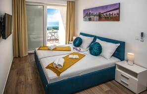 4 bedrooms, travel crib, free WiFi, bed sheets