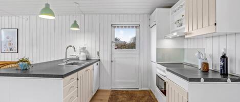 Réfrigérateur, plaque de cuisson, lave-vaisselle, cafetière/bouilloire