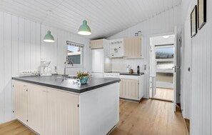 Fridge, stovetop, dishwasher, coffee/tea maker - Nice home in Hejls with WiFi (Hejls)