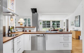 Køleskab, kogeplade, opvaskemaskine