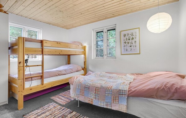A bunk bed room with a single bed, a window, and a framed botanical illustration on the wall. - Cozy home in Grenaa with WiFi (Grenaa)