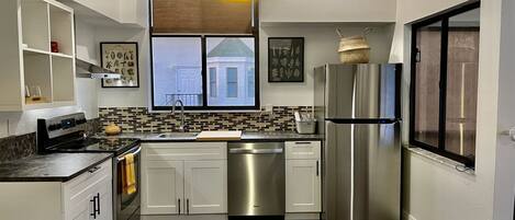 Een magnetron, een vaatwasser, een koffiezetapparaat/waterkoker