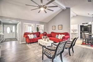 TV connectée, cheminée, livres, chaîne hi-fi