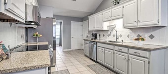 LUXURY GETAWAY, 4 BR, 2.5 BATH, NEAR FT. STEWART