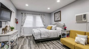 1 habitación, tabla de planchar con plancha, wifi gratis y ropa de cama 