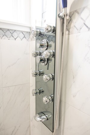 Dusche, Haartrockner, Handtücher, Seife