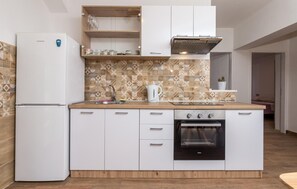 Kühlschrank, Ofen, Herdplatte, Wasserkocher mit Kaffee-/Teezubehör