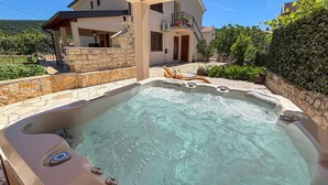 Outdoor spa tub - Lovely apartment in Cres with WiFi (Cres)