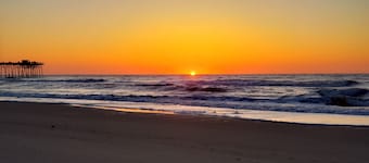 Dog Friendly, Fully Updated Kure Beach Cottage, 2 min. walk to the sand.