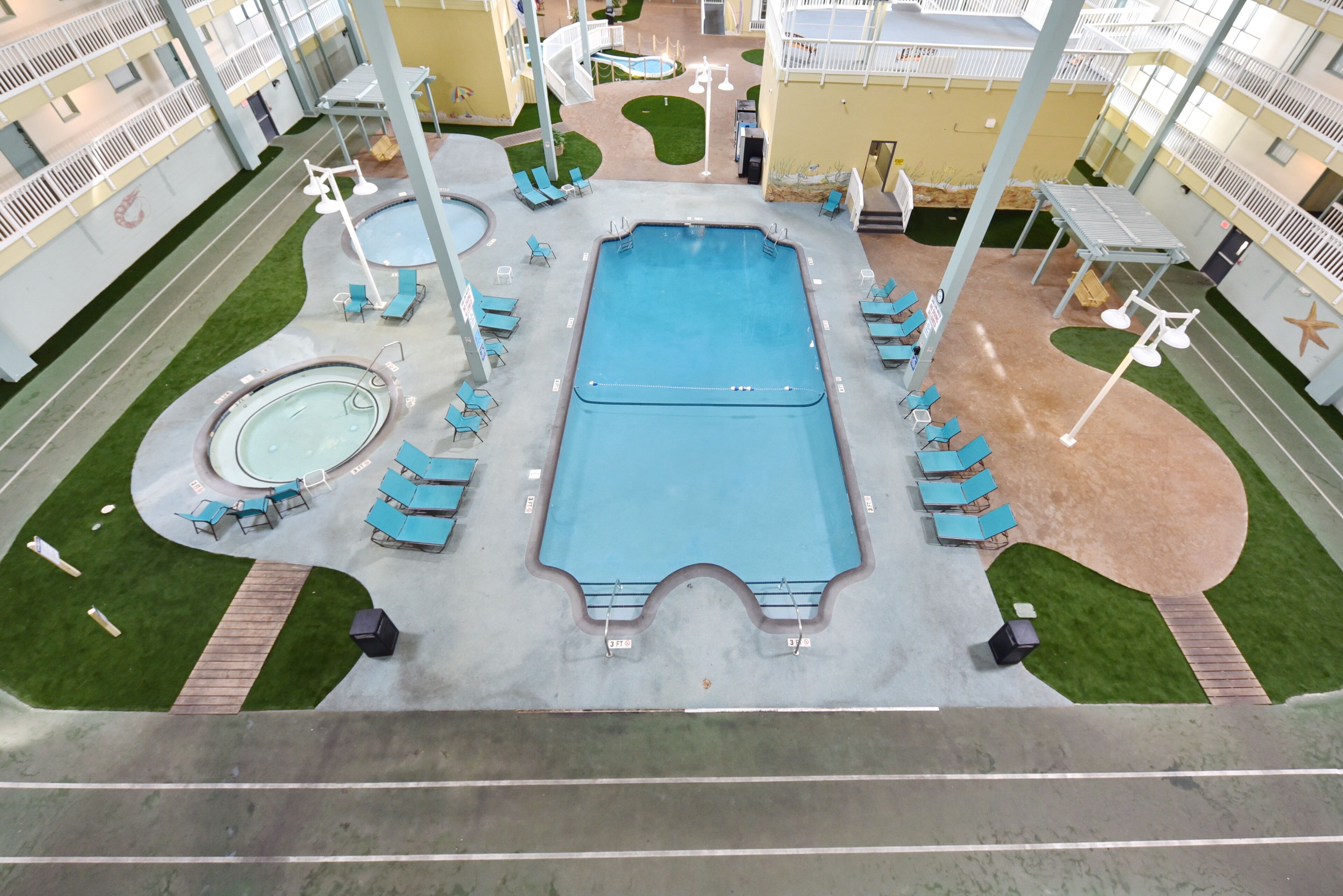 Inomhuspool och utomhuspool