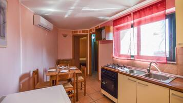 Een koelkast, een oven, een kookplaat, een koffiezetapparaat/waterkoker