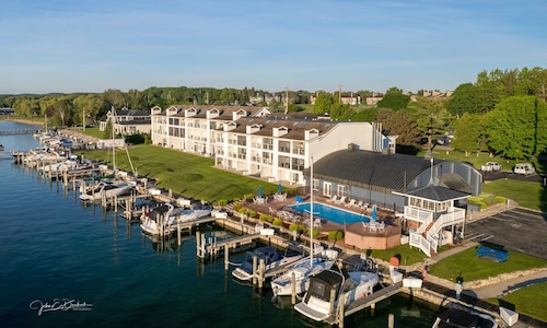 Lake Charlevoix/King/Queen/2 Bed/2 Bath Condo/Town/Beach/Pool 