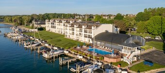 Lake Charlevoix/King/Queen/2 Bed/2 Bath Condo/Town/Beach/Pool 