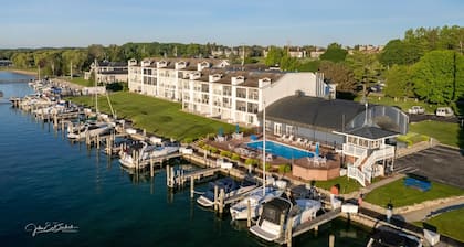 Lake Charlevoix/King/Queen/2 Bed/2 Bath Condo/Town/Beach/Pool