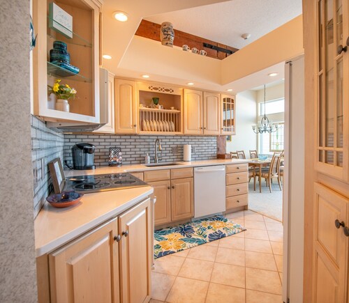 Lake Charlevoix/King/Queen/2 Bed/2 Bath Condo/Town/Beach/Pool 