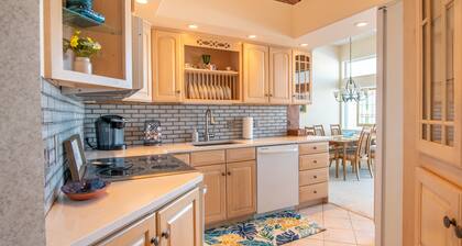 Lake Charlevoix/King/Queen/2 Bed/2 Bath Condo/Town/Beach/Pool