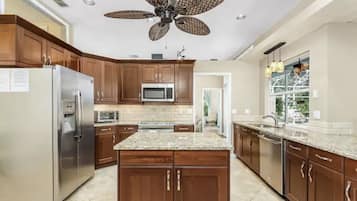 Køleskab, mikrobølgeovn, ovn, kogeplade