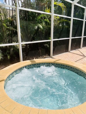 Outdoor spa tub - Caloosa Palms-Villa with Pool Spa Game Room. Centrally Located to Naples Beaches (Fort Myers)