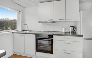 Kühlschrank, Herdplatte, Kochgeschirr/Geschirr/Besteck