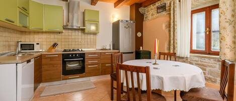 Fridge, oven, stovetop, dishwasher