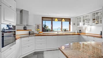 Een koelkast, een oven, een kookplaat, een vaatwasser