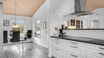 Een koelkast, een kookplaat, een vaatwasser